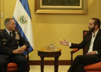 Presidente Bukele se reúne con jefe de la Fuerza Aérea de los Estados Unidos para abordar temas de seguridad