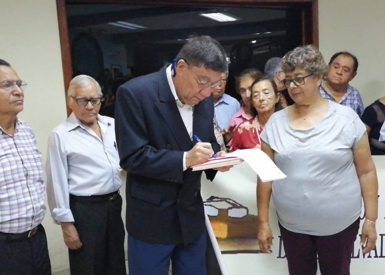 Maestros jubilados piden nivelar su pensión a $600