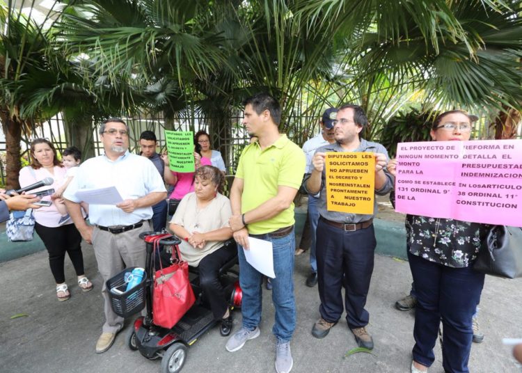 Empleados cesados de secretarias del Estado piden a diputados no aprobar supresión de sus plazas