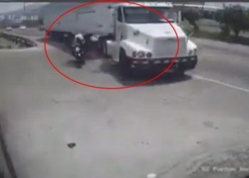 (VIDEO) Motociclista de comida rápida invade carril y es embestido por tráiler