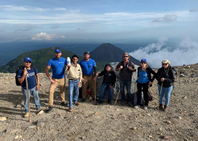 MARN realiza muestreo de agua en cráter del volcán de Santa Ana