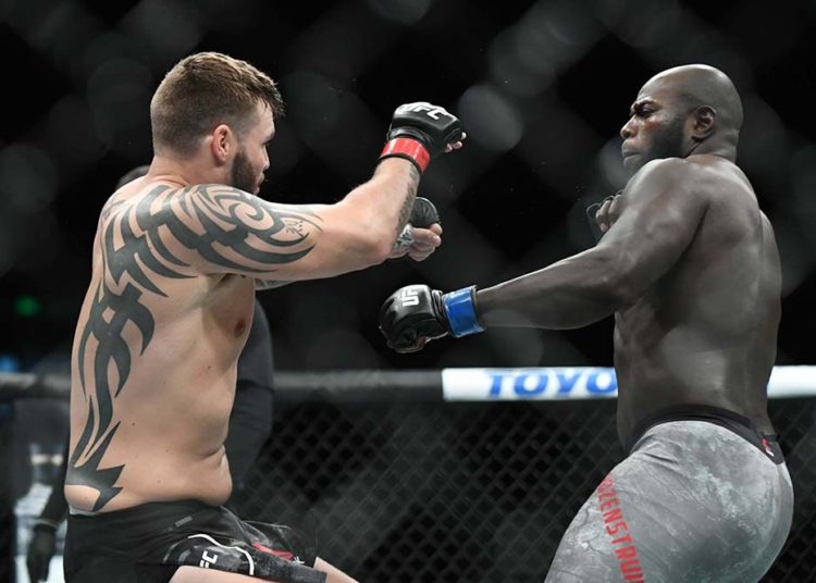 (VIDEO) Derriba a su rival con tres golpes en 10 segundos