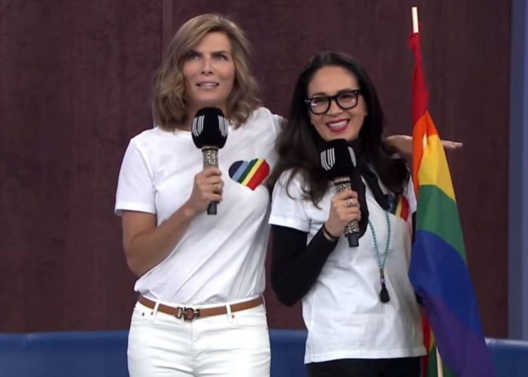 (VÍDEO) Presentadoras del programa mexicano MoJoe salen del closet