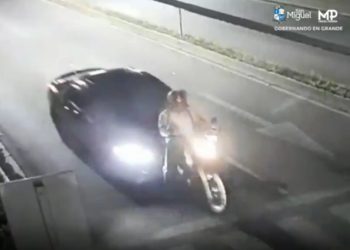 (VÍDEO) Difunden el momento exacto cuando un motociclista es impactado por un auto en San Miguel