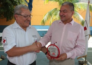 Cruz Roja entrega reconocimiento a mayores donadores de sangre