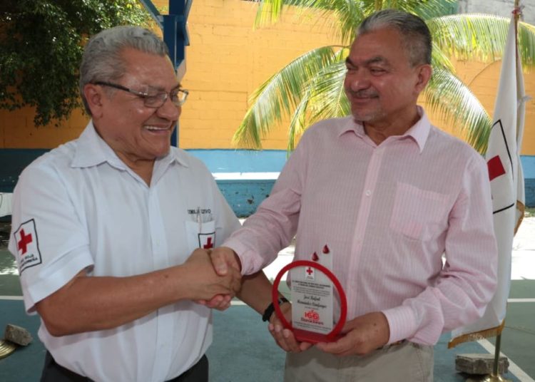 Cruz Roja entrega reconocimiento a mayores donadores de sangre