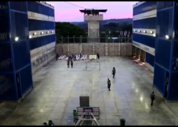 (VIDEO) Compañías de telefonía acatan orden de Nayib Bukele y bloquean señal en centro penales