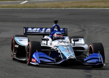 (Video) Piloto japonés entra a toda velocidad a los boxes, fallan los frenos y atropella a un mecánico