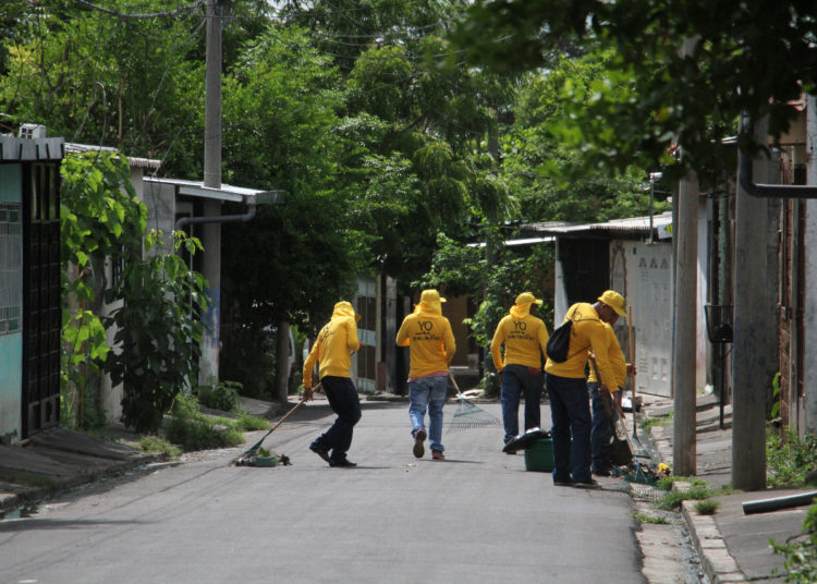 Reos en fase de confianza realizan labores de limpieza en San Miguel