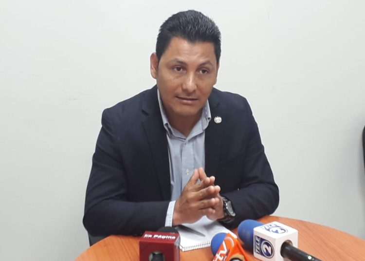 Lluvia de críticas para diputado Bonilla por ordenar a Bukele «no alterar» escudo de El Salvador