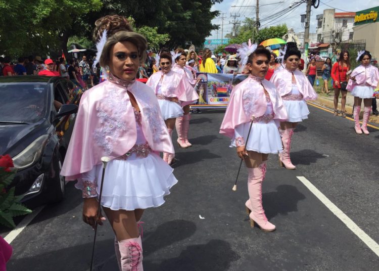 Orgullo LGBTI marcha por las calles de San Salvador