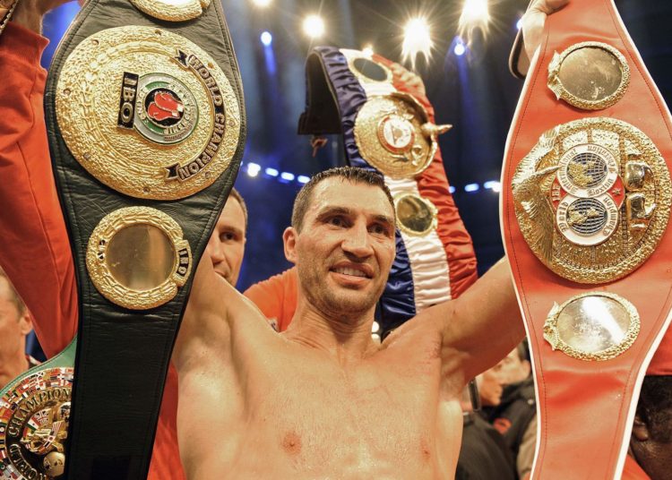 Excampeón mundial de boxeo Wladimir Klitschko es rescatado de un barco en llamas