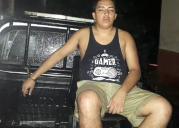 Sujeto en estado de ebriedad choca contra una patrulla policial en Ilobasco