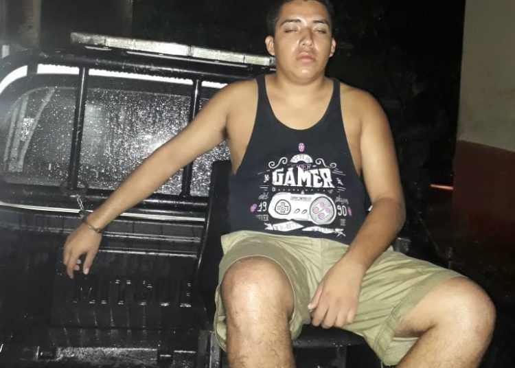 Sujeto en estado de ebriedad choca contra una patrulla policial en Ilobasco