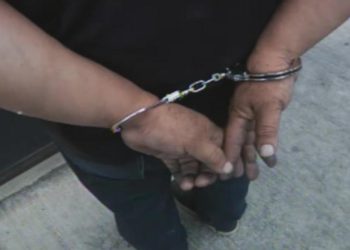 Acosador eyacula sobre pasajera cuando dormía