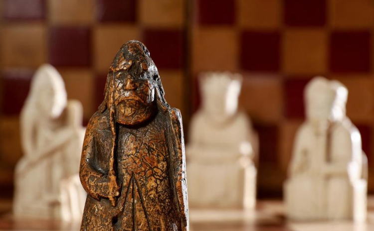 Una pieza de ajedrez vikingo olvidada en un cajón, cuesta más de 1 millón de dólares