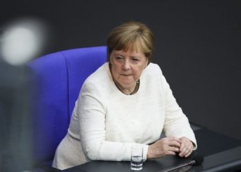 (VIDEO) Canciller alemana Angela Merkel vuelve a sufrir temblores en un acto oficial