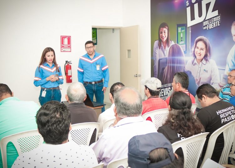 AES capacita a electricistas