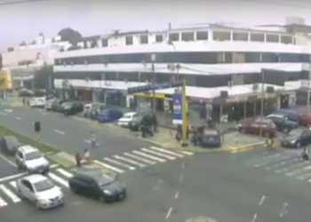 (Video) Una profesora hace un giro prohibido y atropella a los alumnos de su colegio