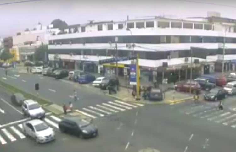 (Video) Una profesora hace un giro prohibido y atropella a los alumnos de su colegio