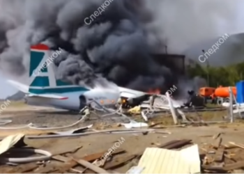 (VIDEO) Piloto realiza aterrizaje forzoso con éxito, salva a los pasajeros pero él muere en el intento