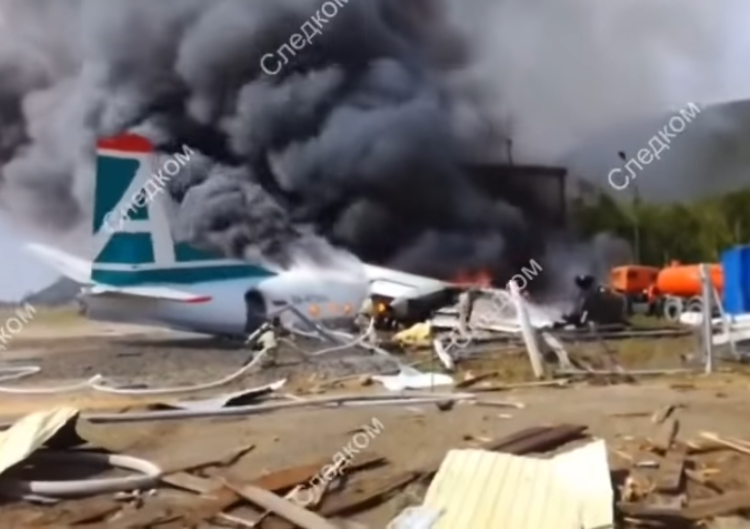 (VIDEO) Piloto realiza aterrizaje forzoso con éxito, salva a los pasajeros pero él muere en el intento