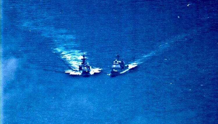 (Video) Casi chocan un buque de guerra de Estados Unidos con uno ruso en el Mar de China