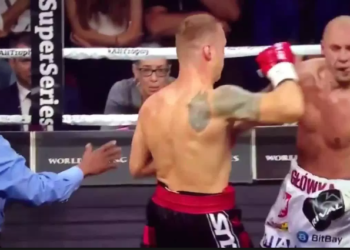 (Video)La polémica victoria de un boxeador que golpeó ilegalmente a su rival