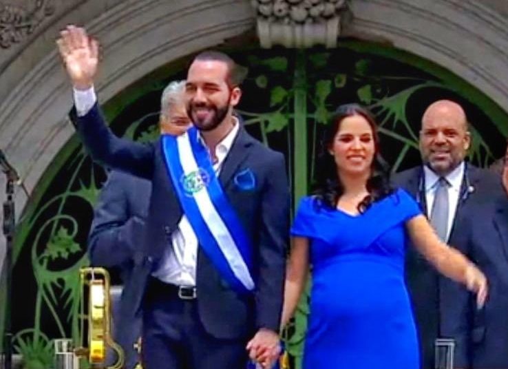 Por primera vez un presidente llega a la toma de posesión sin corbata