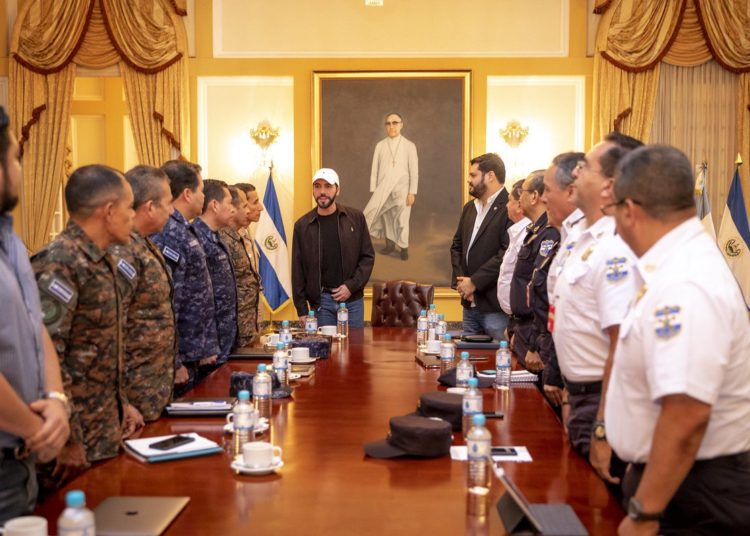 Bukele se reúne con alto mando de la PNC y de la FA para golpear a la delincuencia