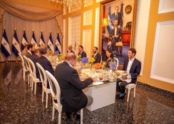 Presidente Bukele defiende su derecho a colocar pintura de su padre Armando Bukele en despacho presidencial