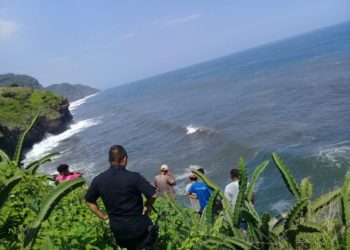 Continúa la búsqueda de surfista estadounidense ahogado en playa Mizata