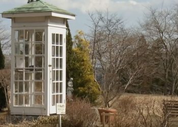 En japón instalan cabina telefónica para «hablar» con los muertos