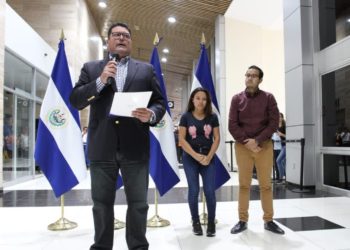 Arriba a El Salvador joven madre que sobrevivió a la fuerza del Río Bravo, donde se ahogaron su esposo e hija