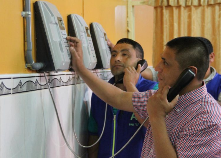 Centros Penales prohíbe que reos se comuniquen de las cabinas telefónicas desde las cárceles