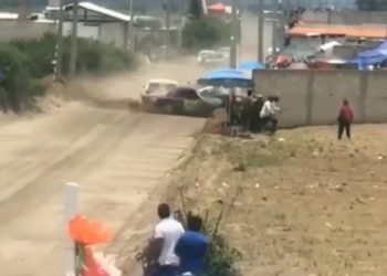 (VIDEO) Dos personas mueren en carrera de autos, cuando un competidor atropella a varios espectadores