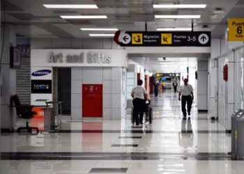 Piden prórroga para ofrecer servicio de sillas de ruedas y carretillas en aeropuerto monseñor Romero