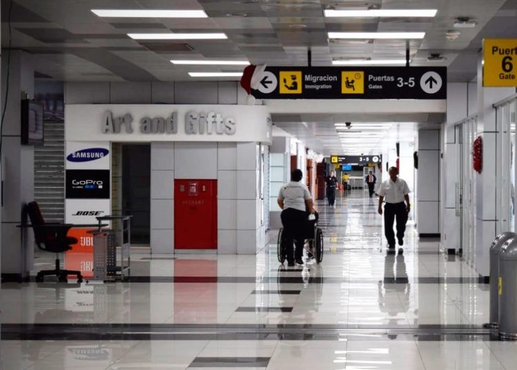 Piden prórroga para ofrecer servicio de sillas de ruedas y carretillas en aeropuerto monseñor Romero