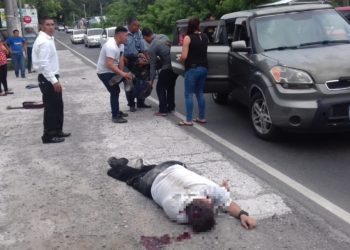 Choque entre automóvil y motocicleta deja dos lesionados en San Rafael Cedros