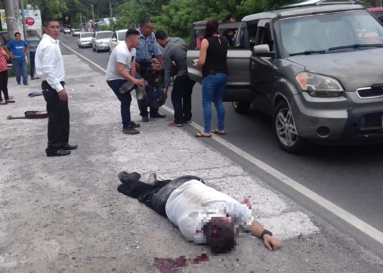 Choque entre automóvil y motocicleta deja dos lesionados en San Rafael Cedros