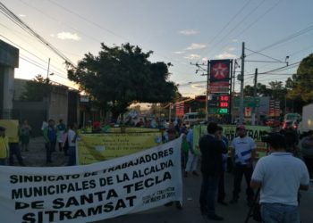 Exempleados de alcaldía de Santa Tecla con apoyo de ASTRAM bloquearon carretera Panamericana