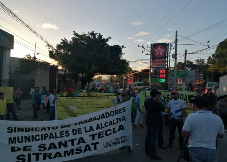 Exempleados de alcaldía de Santa Tecla con apoyo de ASTRAM bloquearon carretera Panamericana