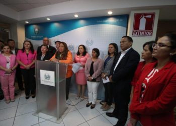 FMLN rechaza solicitud de Capres de supresión de 698 plazas