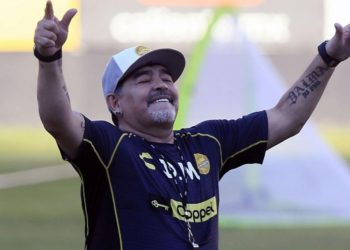 Maradona se postuló para dirigir a un poderoso equipo de Inglaterra