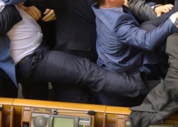 Diputados de ARENA, Arturo Magaña y Velásquez Parker, protagonizan pelea que termina con un arma de fuego