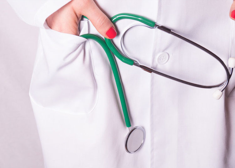 Un hombre trata de abusar de una doctora mientras dormía y esta le arranca una parte de la lengua