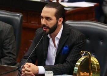 Nayib Bukele ordena destituir a 15 directores de educación que se cambiaron de plaza
