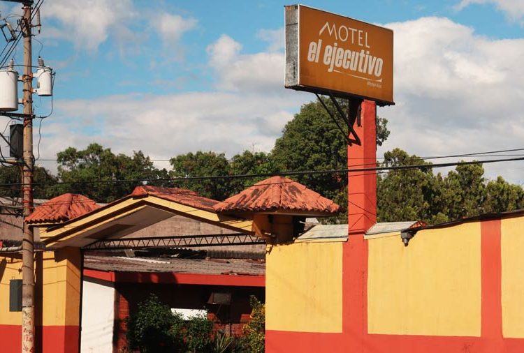 Hombre muere de un ataque al corazón en motel de la Troncal del Norte