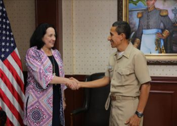 Jean Manes garantiza cooperación al ministro de Defensa René Merino