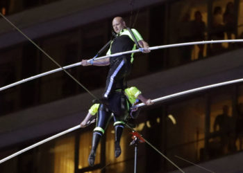 (VIDEO) Hermanos equilibristas conquistan Times Square